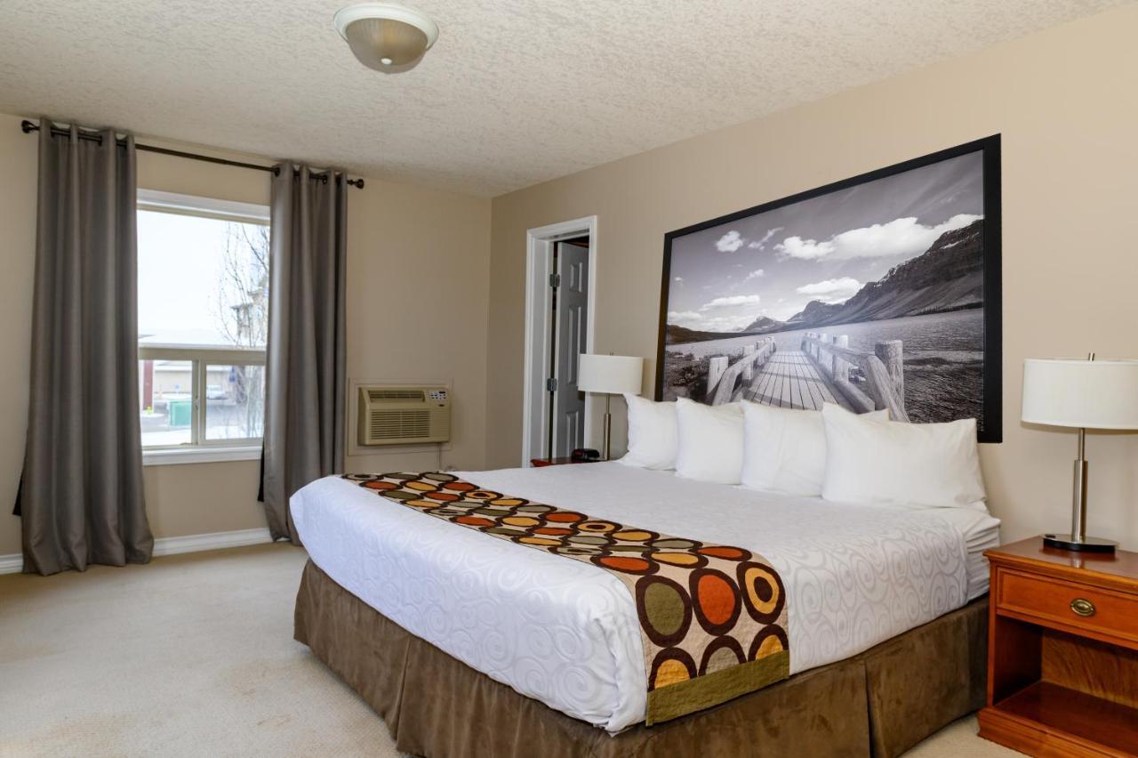 ซูเปอร์ 8 บาย วินด์แฮม ค็อกเรน Hotel Cochrane ภายนอก รูปภาพ