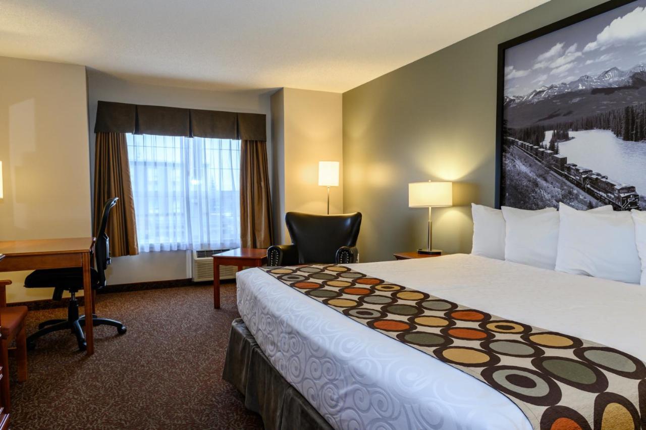 ซูเปอร์ 8 บาย วินด์แฮม ค็อกเรน Hotel Cochrane ภายนอก รูปภาพ