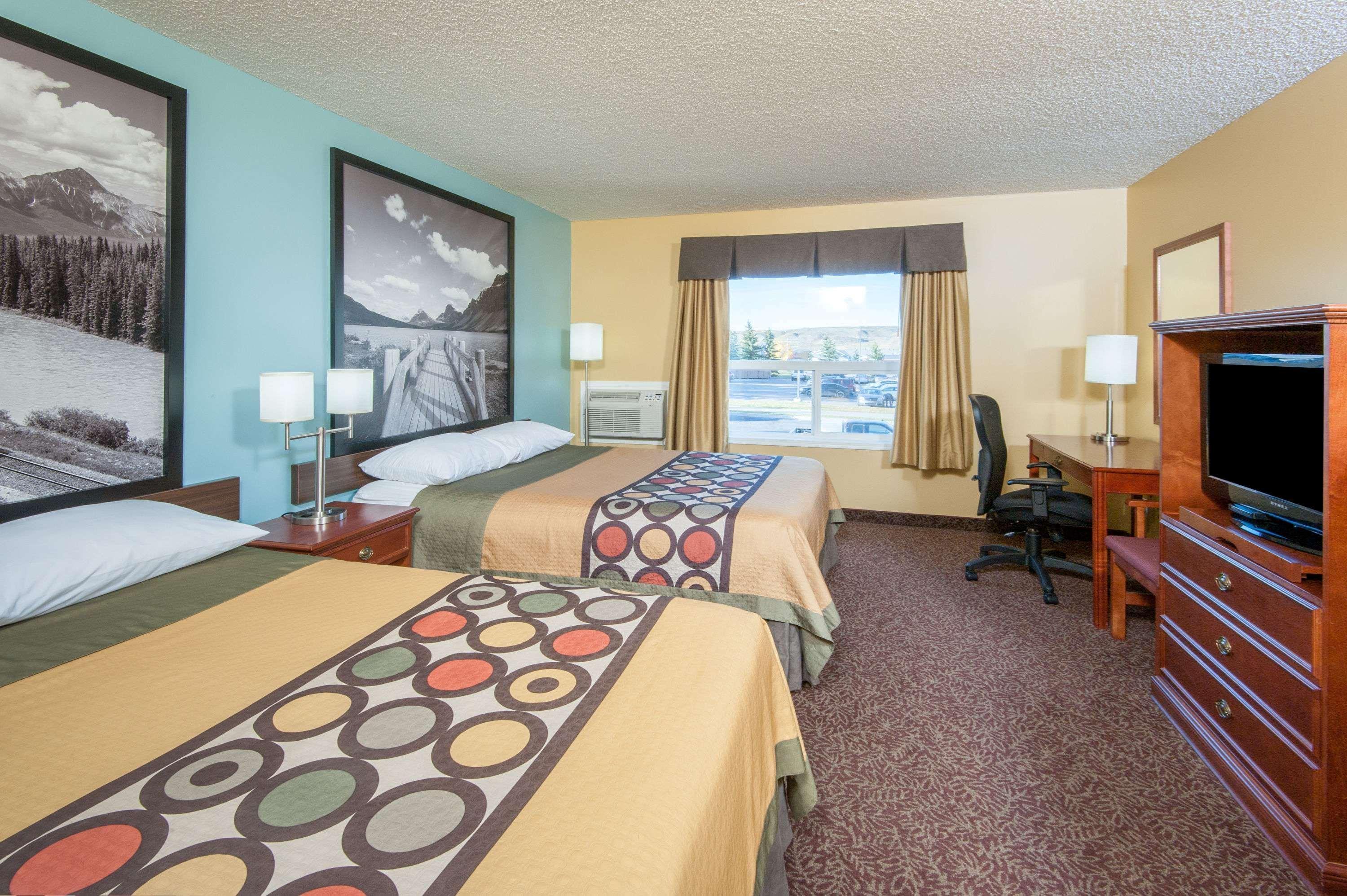 ซูเปอร์ 8 บาย วินด์แฮม ค็อกเรน Hotel Cochrane ภายนอก รูปภาพ