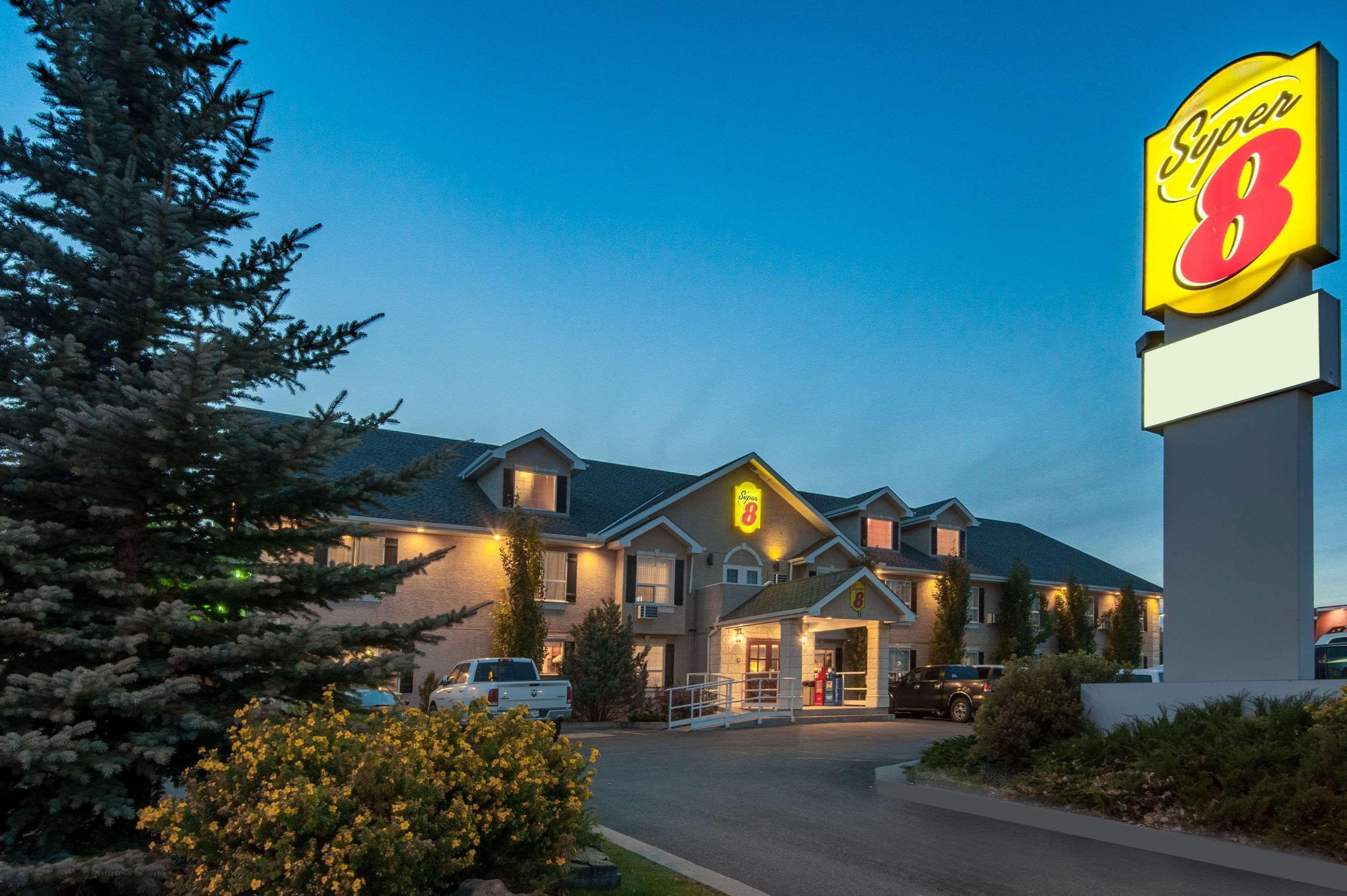 ซูเปอร์ 8 บาย วินด์แฮม ค็อกเรน Hotel Cochrane ภายนอก รูปภาพ