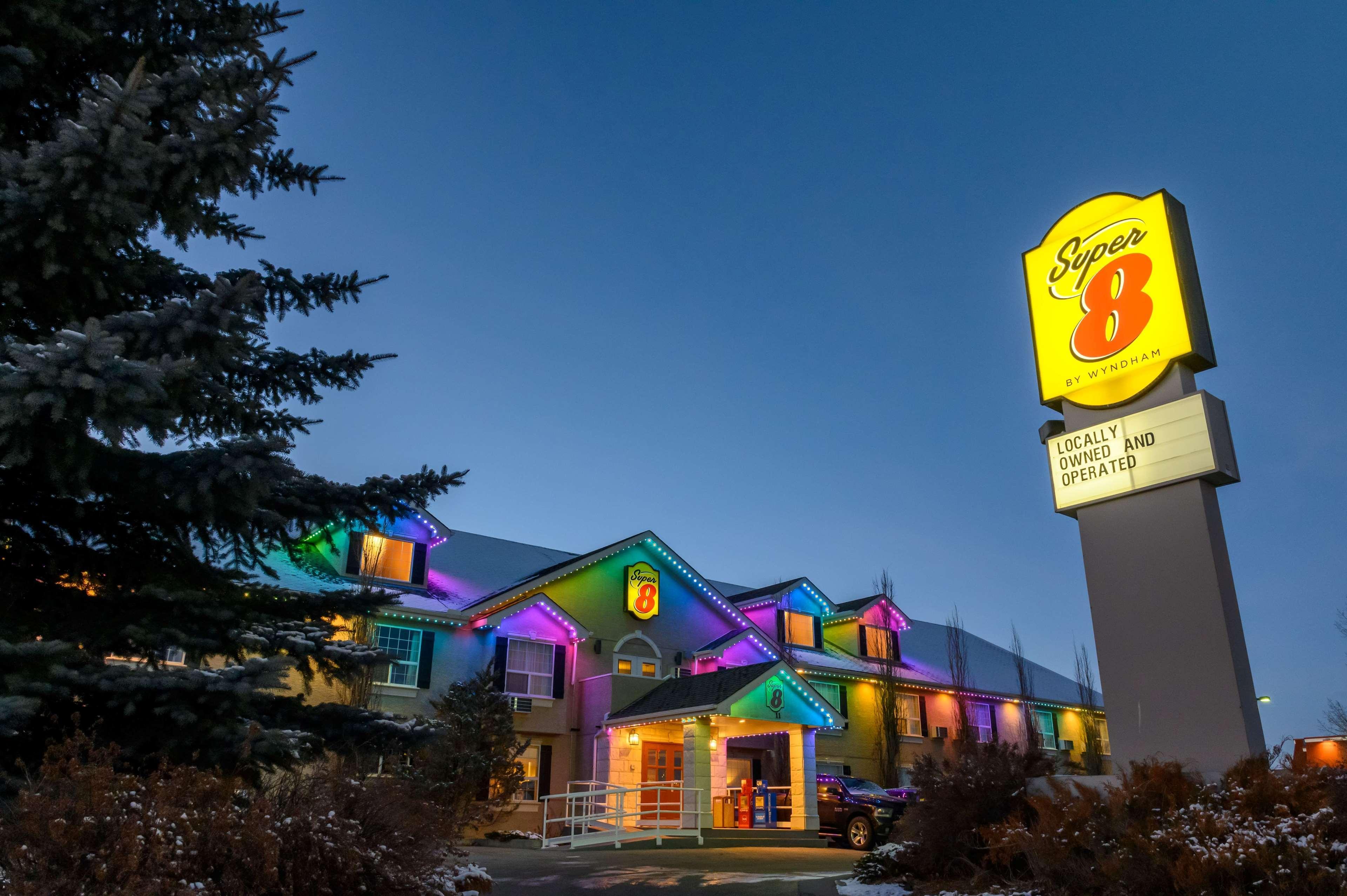 ซูเปอร์ 8 บาย วินด์แฮม ค็อกเรน Hotel Cochrane ภายนอก รูปภาพ