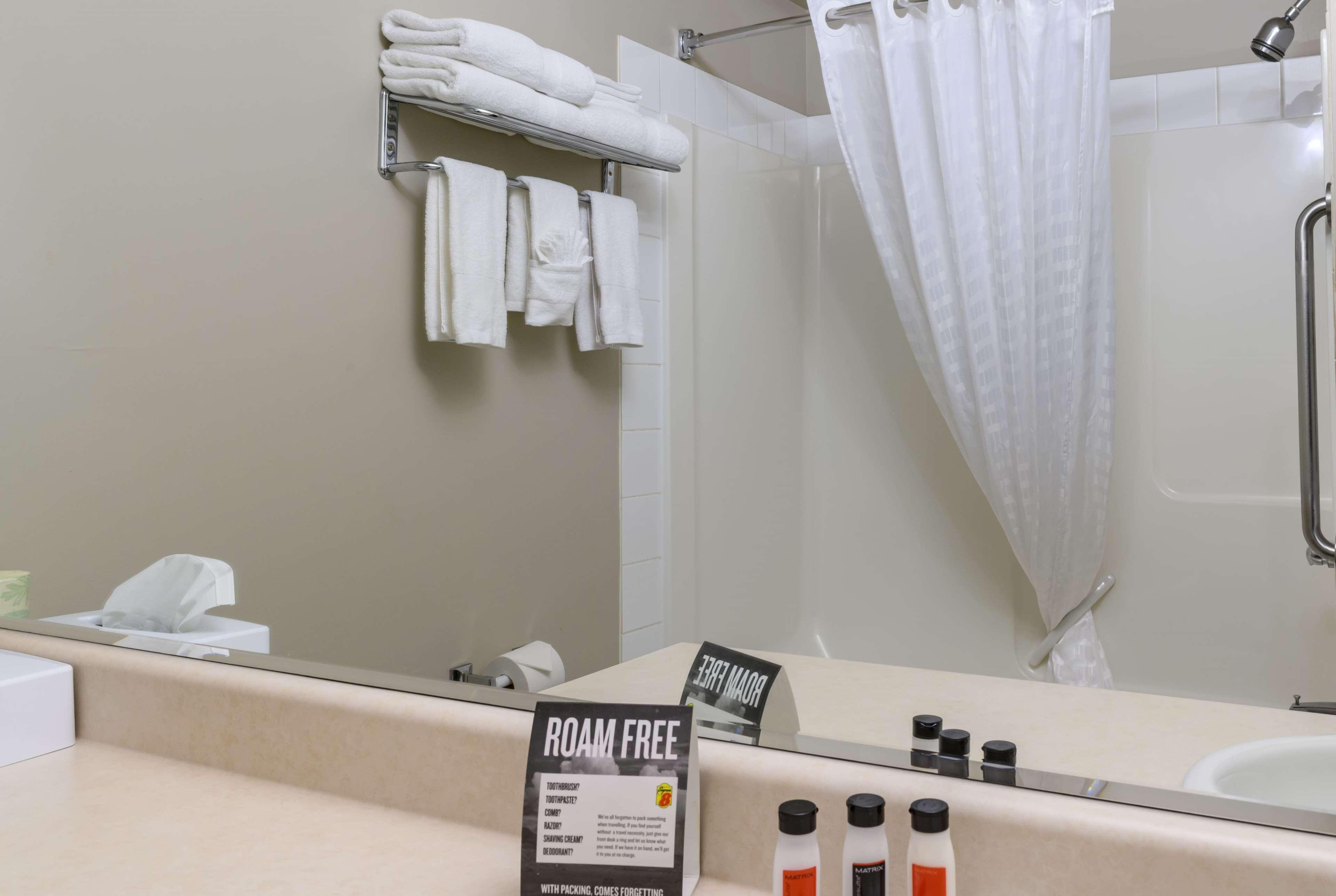 ซูเปอร์ 8 บาย วินด์แฮม ค็อกเรน Hotel Cochrane ภายนอก รูปภาพ