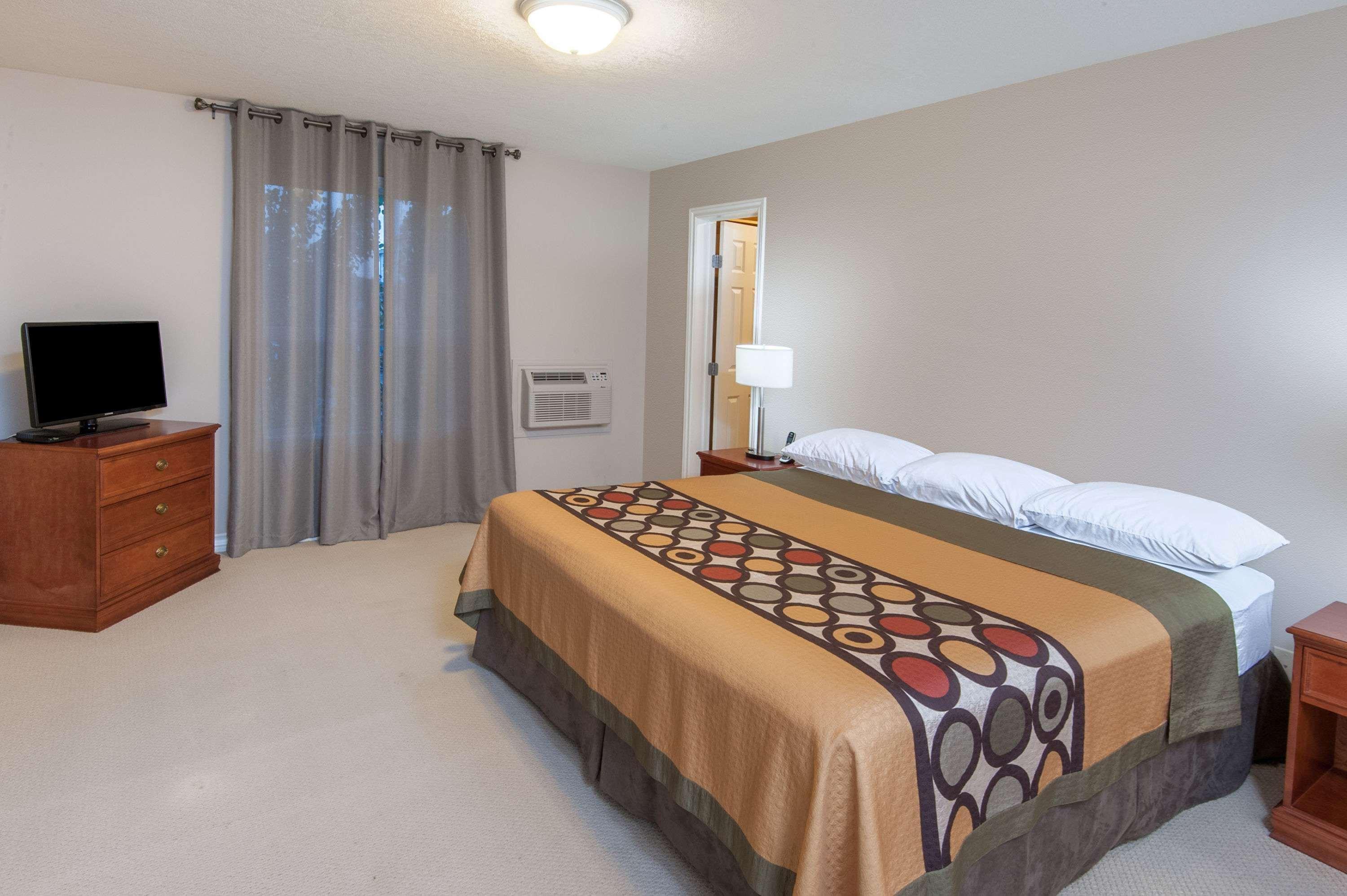ซูเปอร์ 8 บาย วินด์แฮม ค็อกเรน Hotel Cochrane ภายนอก รูปภาพ