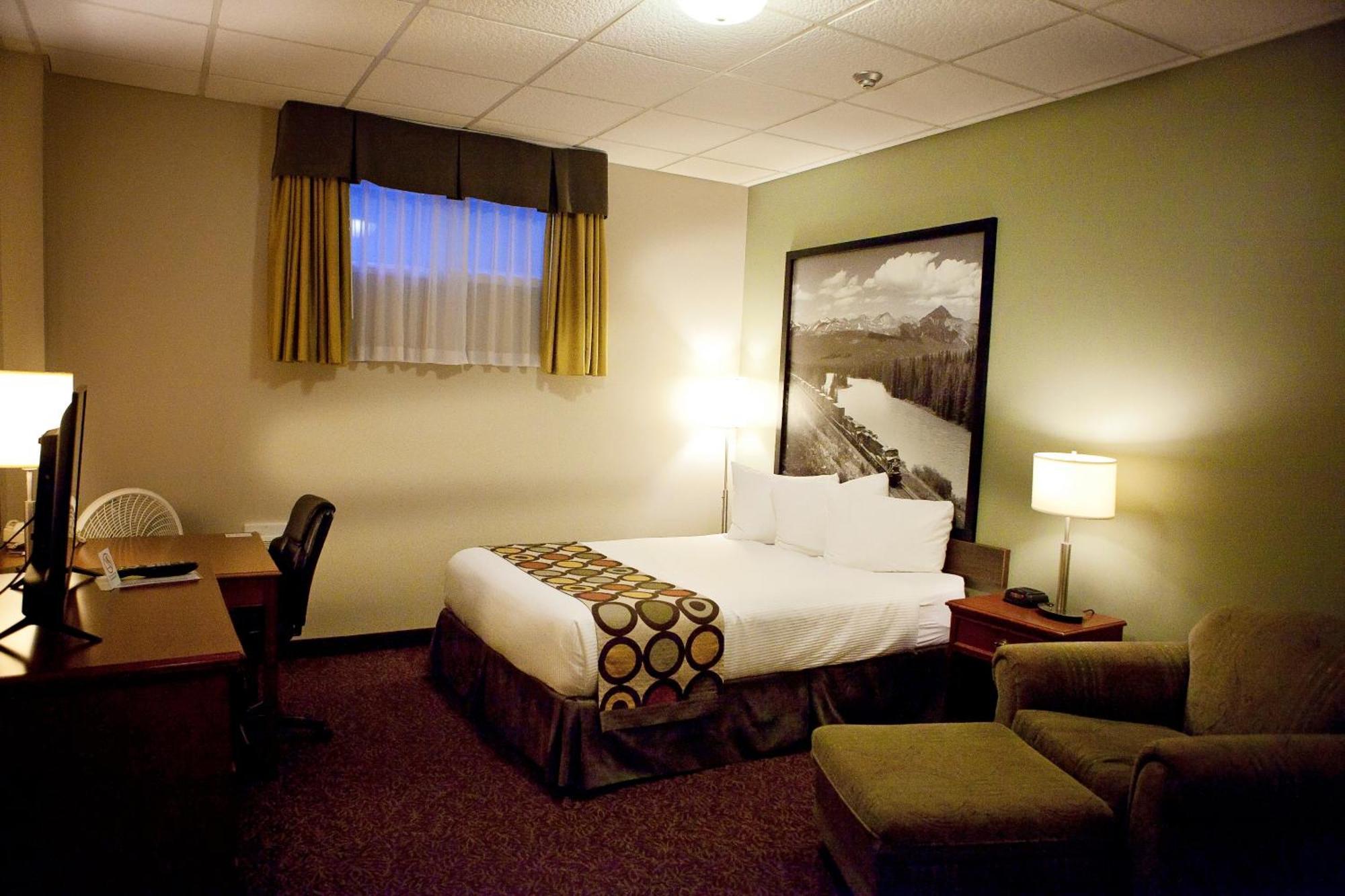 ซูเปอร์ 8 บาย วินด์แฮม ค็อกเรน Hotel Cochrane ภายนอก รูปภาพ