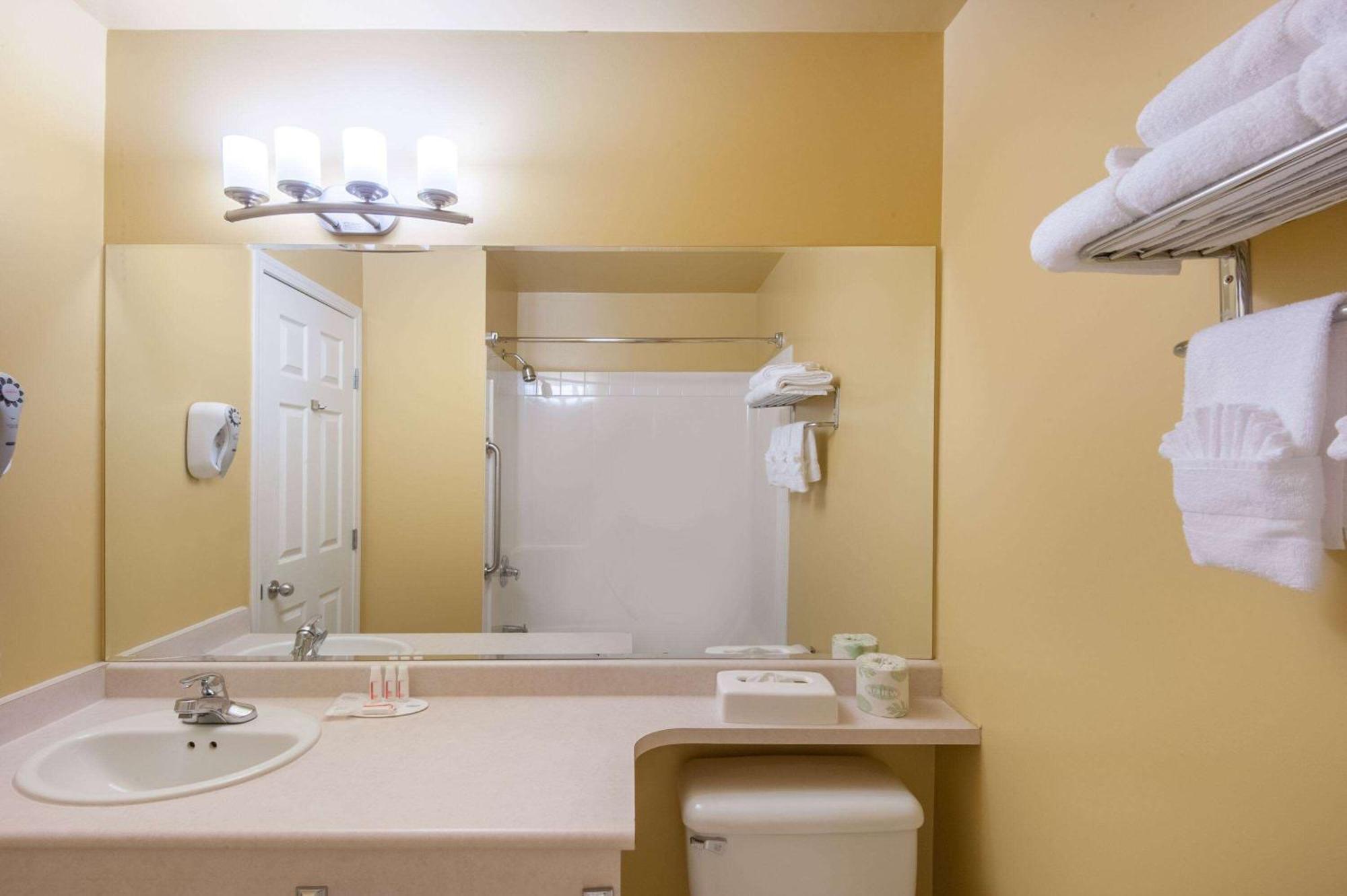 ซูเปอร์ 8 บาย วินด์แฮม ค็อกเรน Hotel Cochrane ภายนอก รูปภาพ
