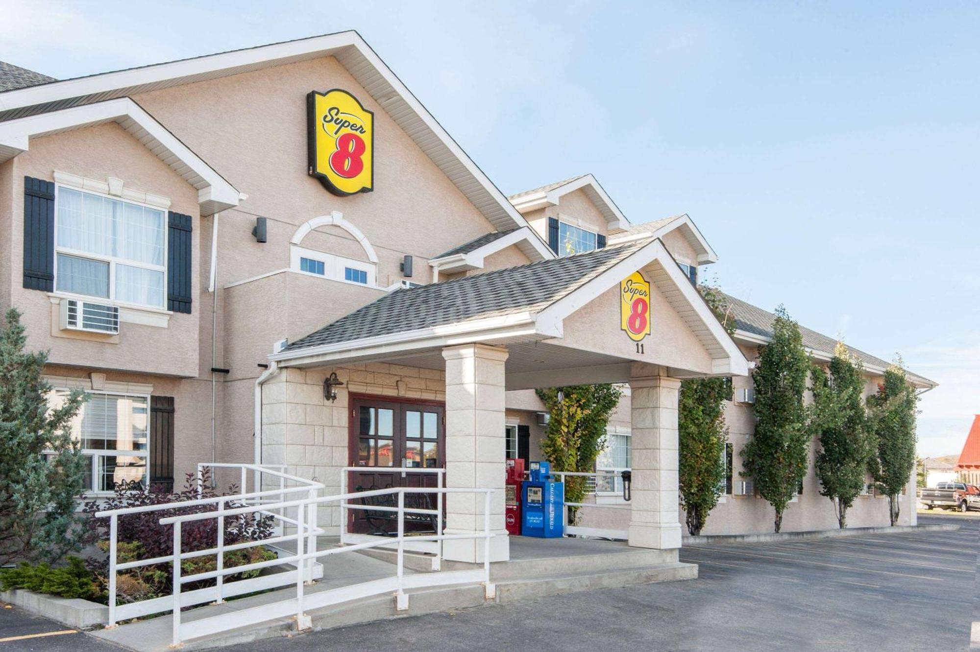 ซูเปอร์ 8 บาย วินด์แฮม ค็อกเรน Hotel Cochrane ภายนอก รูปภาพ