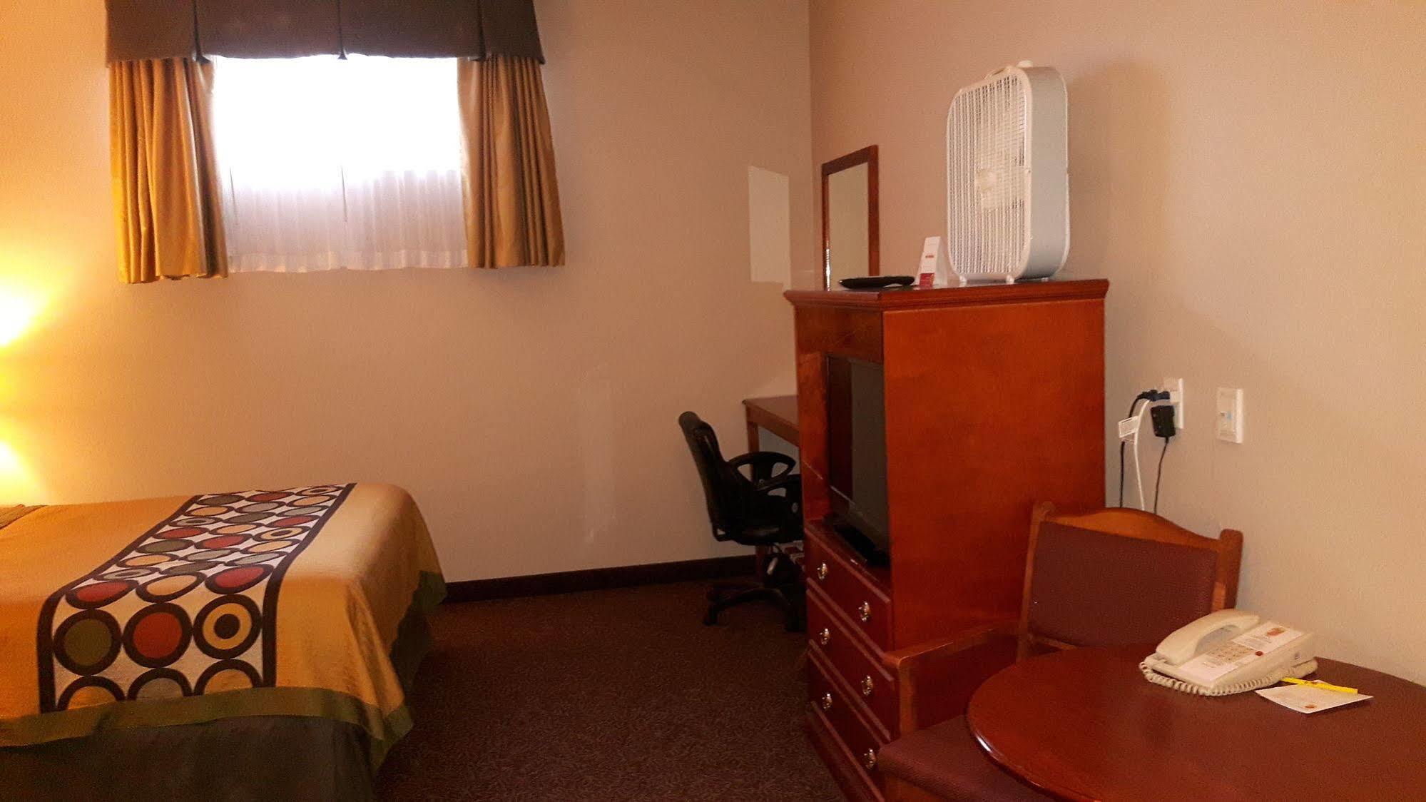 ซูเปอร์ 8 บาย วินด์แฮม ค็อกเรน Hotel Cochrane ภายนอก รูปภาพ
