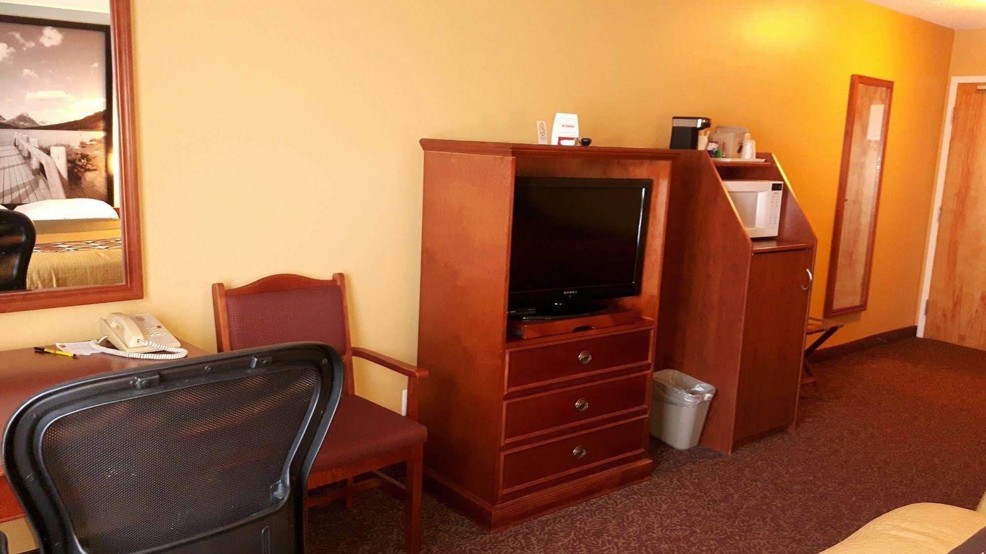 ซูเปอร์ 8 บาย วินด์แฮม ค็อกเรน Hotel Cochrane ภายนอก รูปภาพ