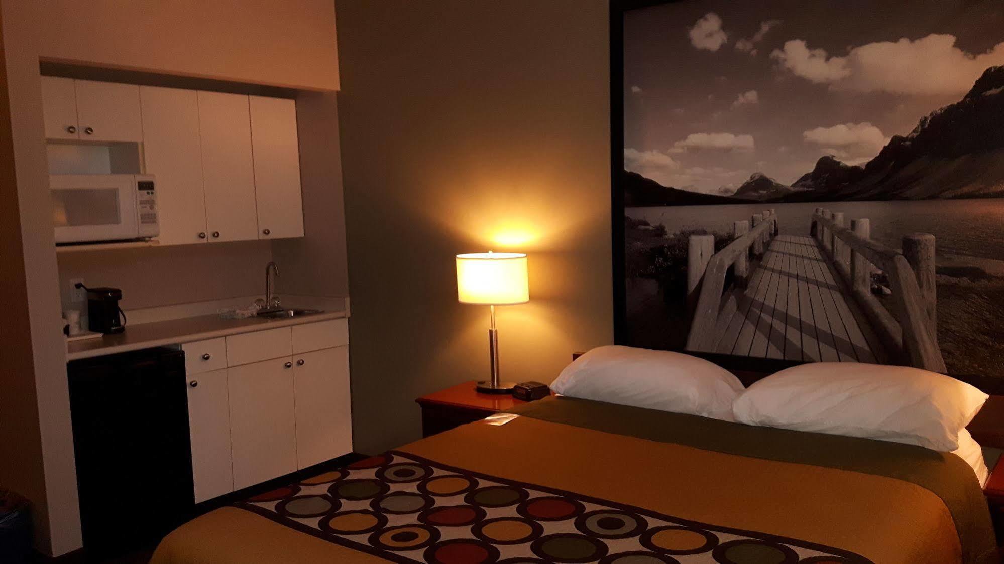 ซูเปอร์ 8 บาย วินด์แฮม ค็อกเรน Hotel Cochrane ภายนอก รูปภาพ