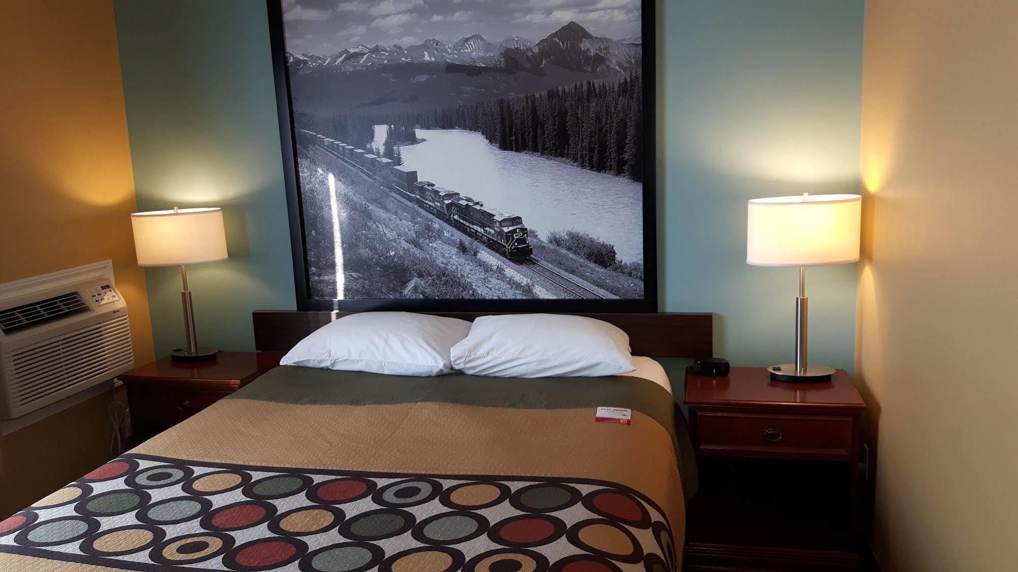 ซูเปอร์ 8 บาย วินด์แฮม ค็อกเรน Hotel Cochrane ภายนอก รูปภาพ