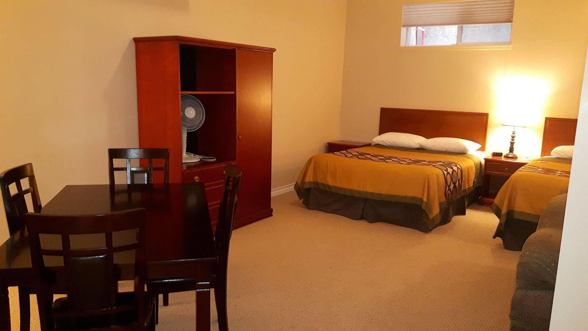 ซูเปอร์ 8 บาย วินด์แฮม ค็อกเรน Hotel Cochrane ภายนอก รูปภาพ