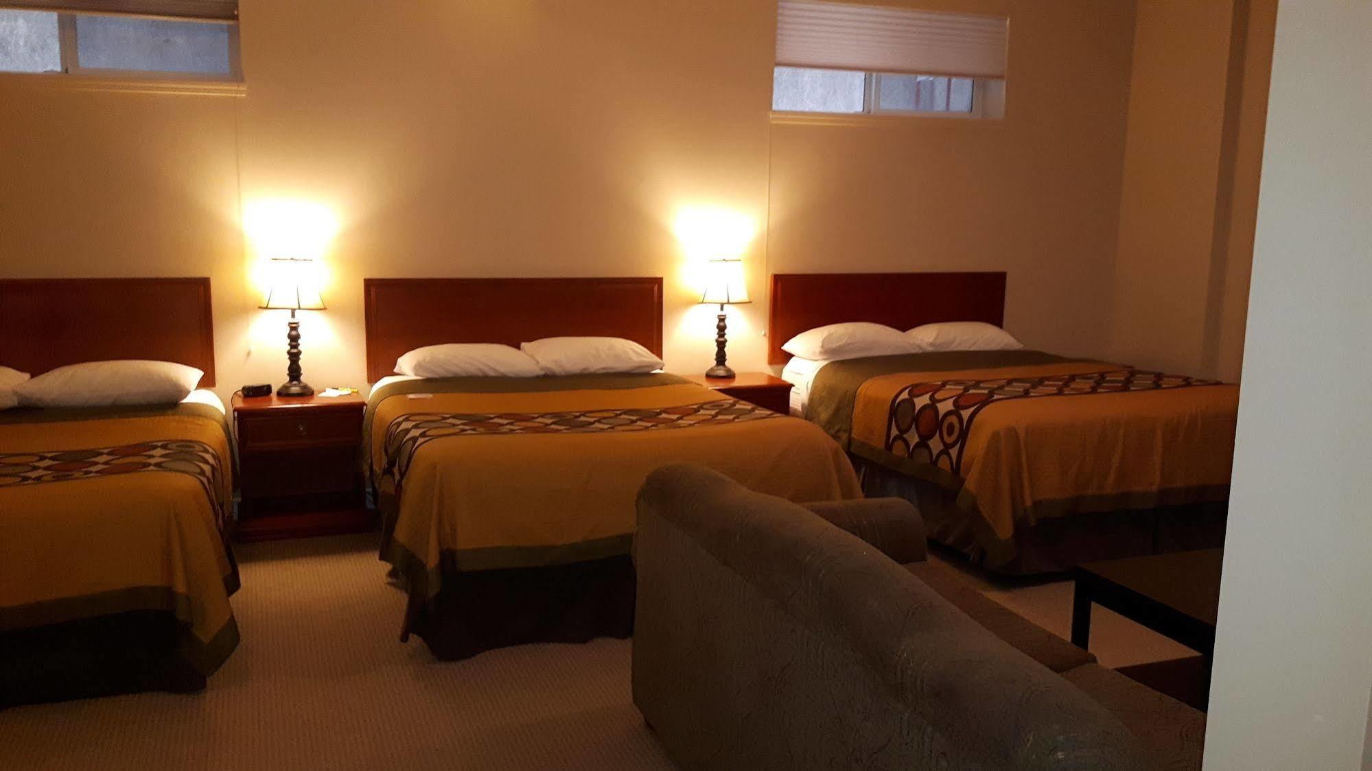 ซูเปอร์ 8 บาย วินด์แฮม ค็อกเรน Hotel Cochrane ภายนอก รูปภาพ